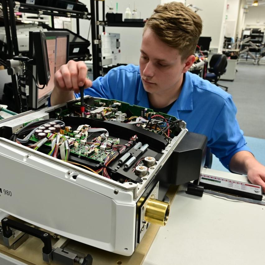 An employee is adjusting the optical components in the scan head of ZEISS LSM 980.