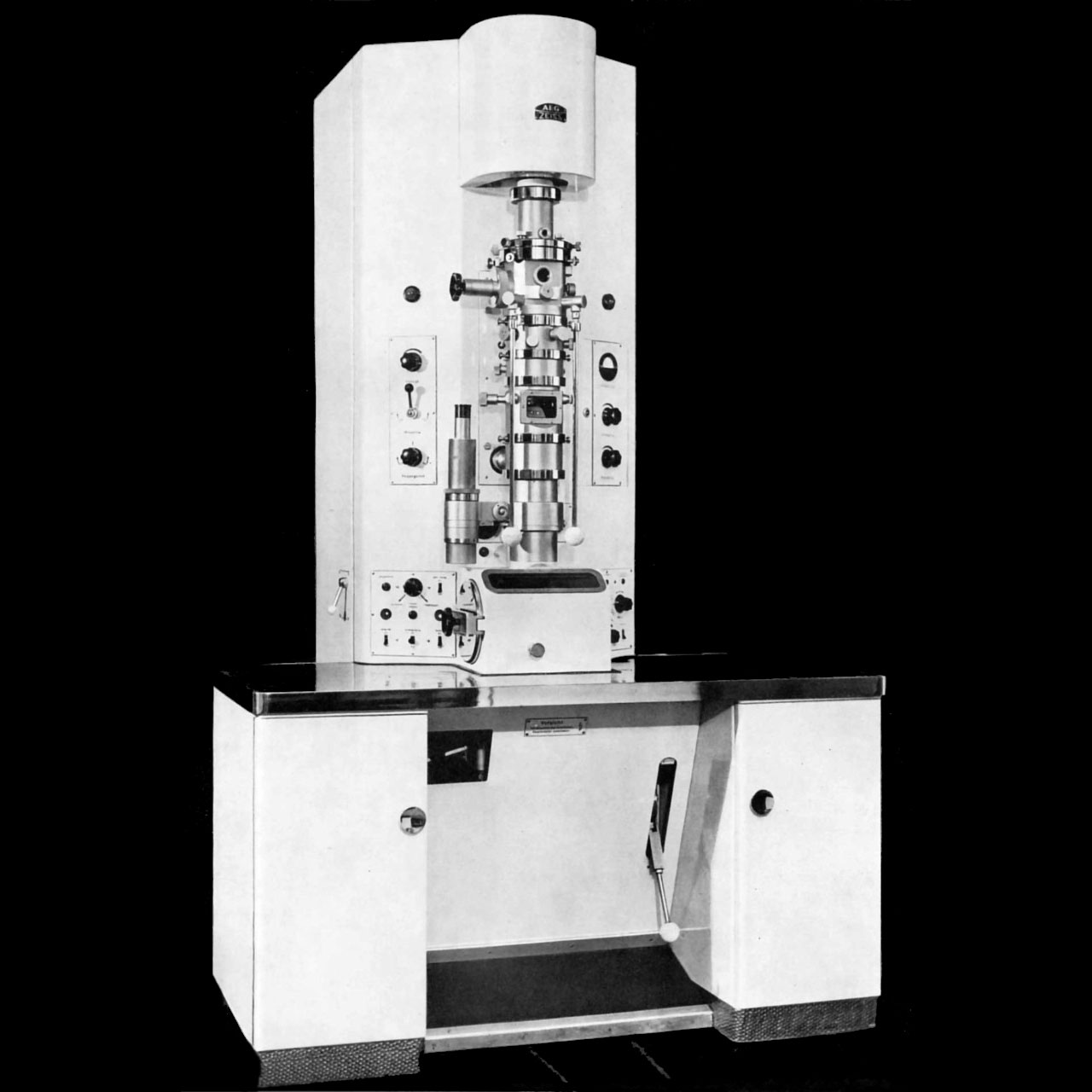 1949年 - AEGとZEISSが静電透過型電子顕微鏡EM 8を開発しました。