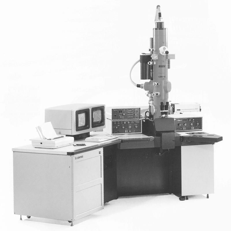 1984 - EM 902, doté d'un filtre électronique d'imagerie, devient le premier système du marché à produire des images cartographiques d'éléments en haute résolution.