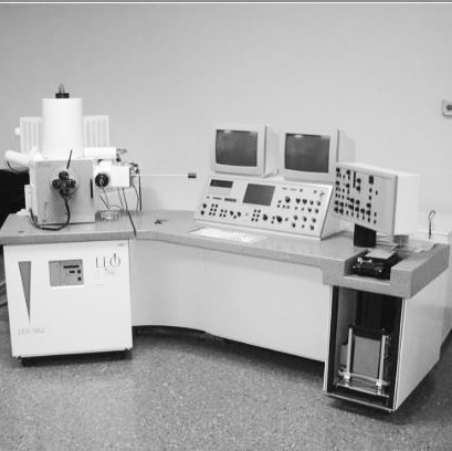 1993 - Market launch of DSM 982 GEMINI field emission scanning electron microscope featuring combined electrostatic-magnetic lens (GEMINI technology).