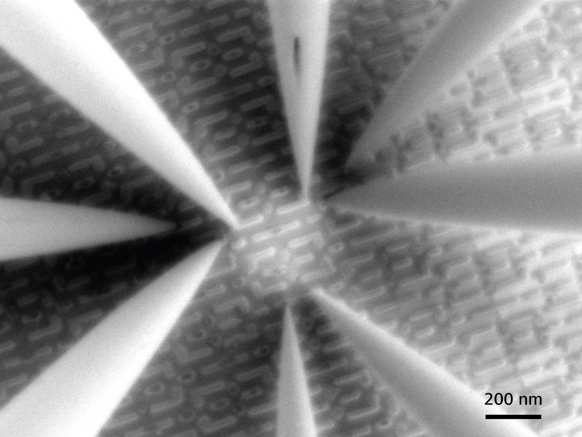 Abbildung eines 7‑nm-SRAM mit Nanosonde bei 80 eV
