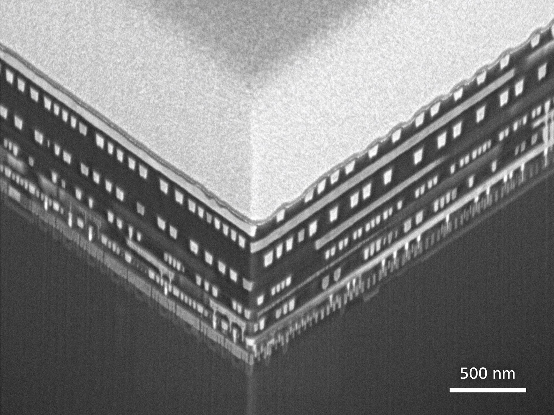 FIB-SEM-Querschnitt eines 7-nm-SRAM