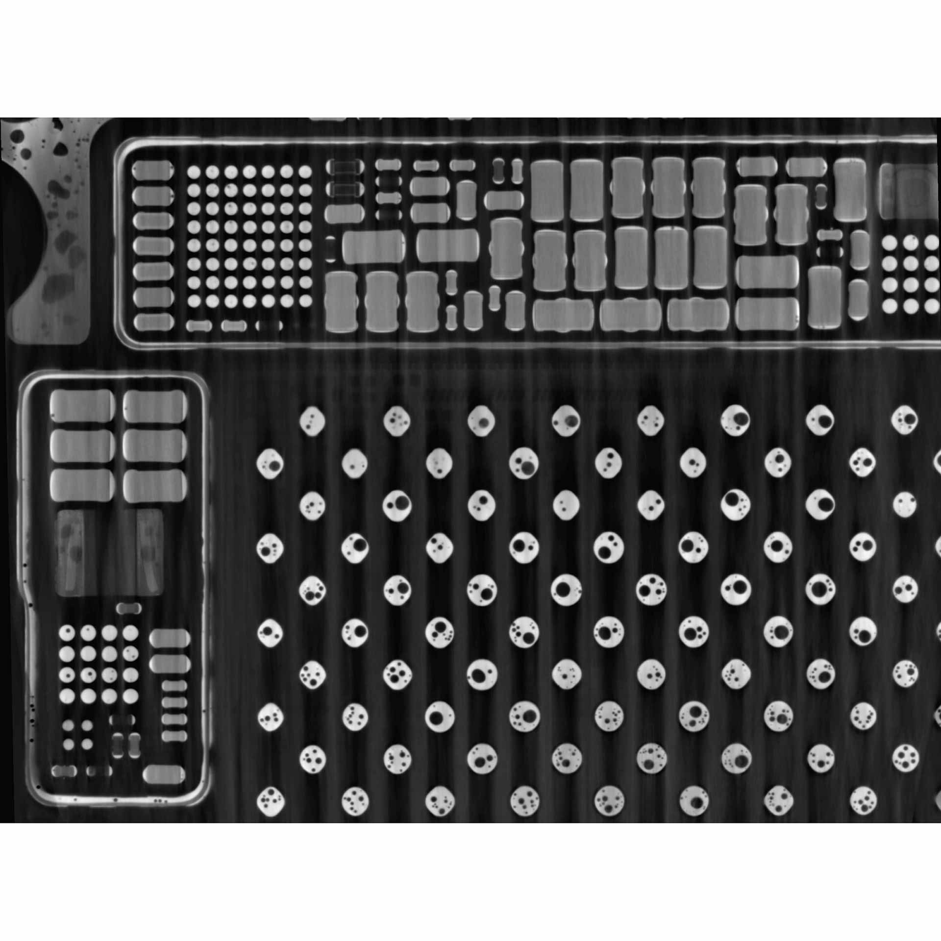 Protuberancias de soldadura en la placa base de control de un smartphone