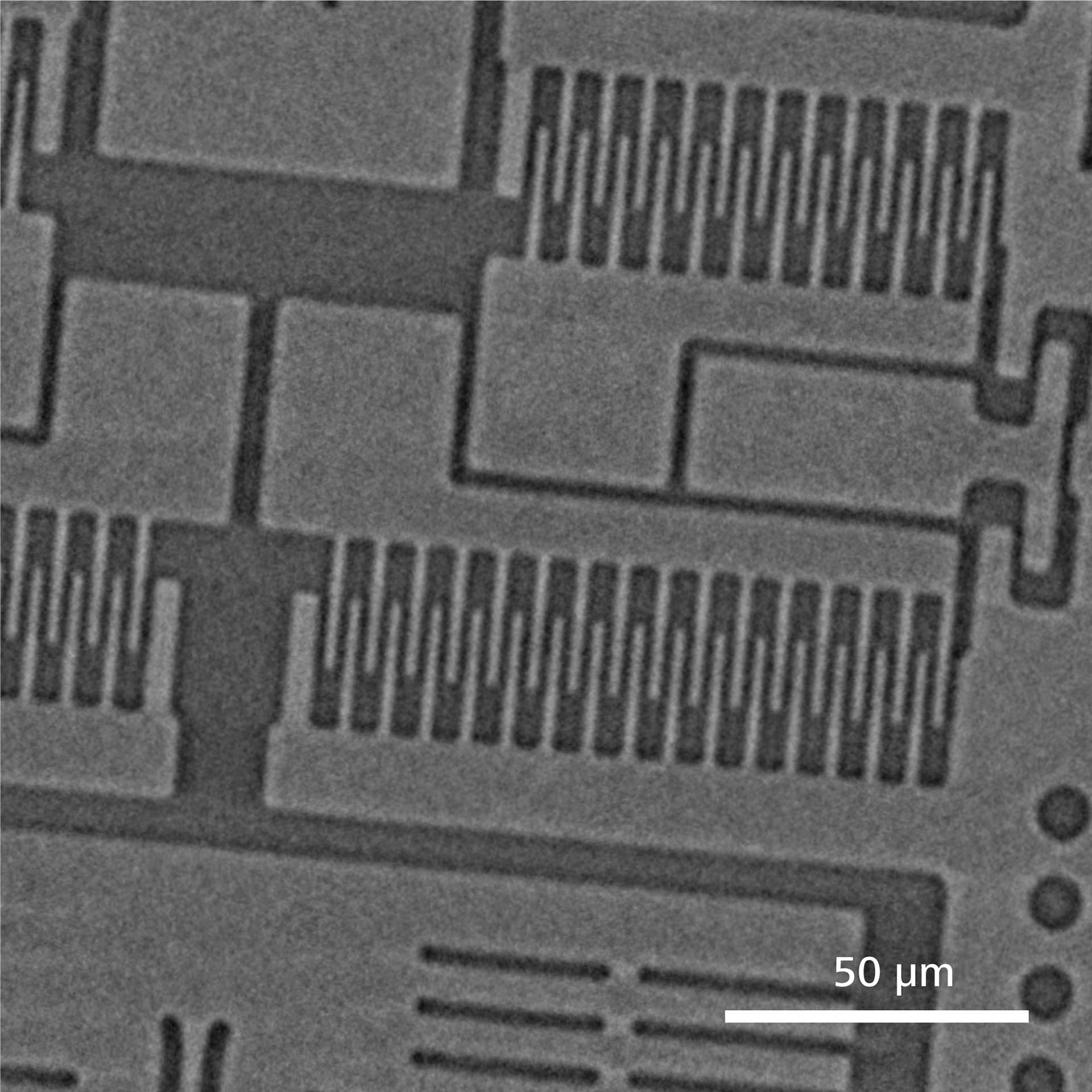 Vista de plano de alerones de peine finos de MEMS de acelerómetro