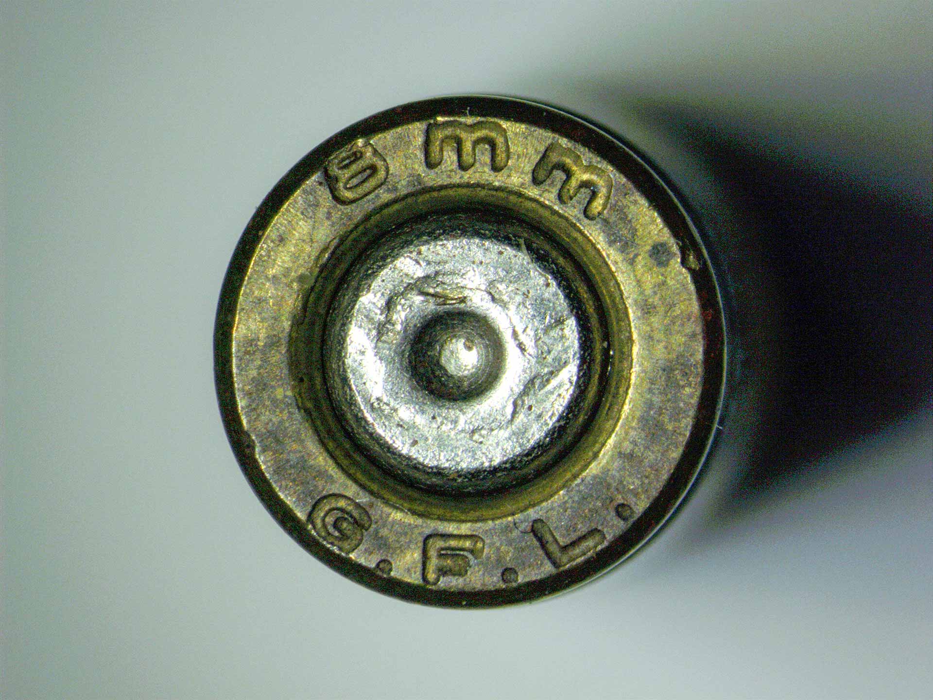Casquillo de bala, imagen captada con ZEISS Stemi 508, anillo de luz, cuarto de círculo izquierdo