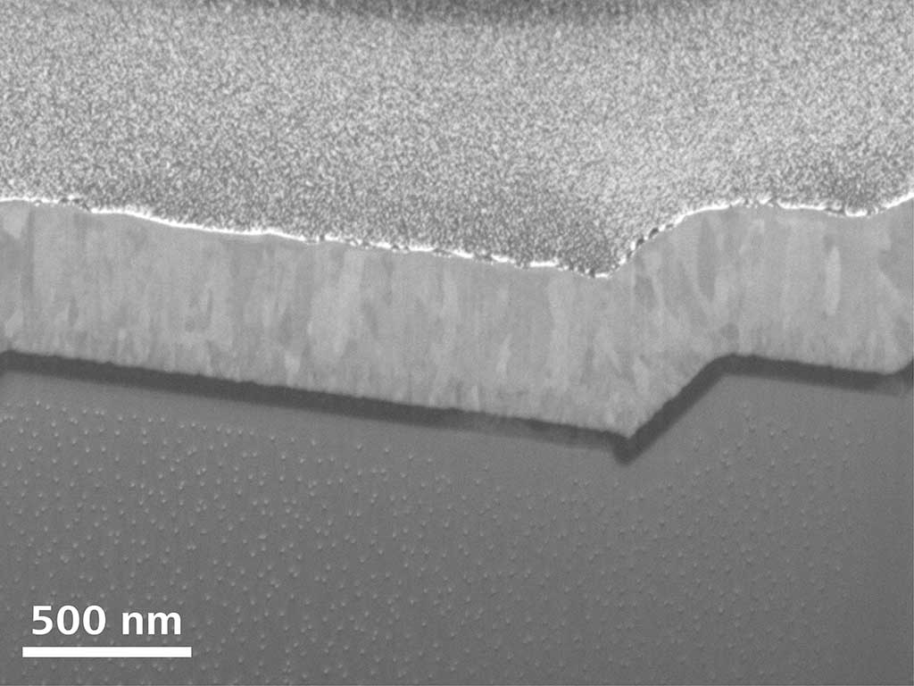 Image de la surface d'une cellule solaire CIGS sur un substrat d'alumine capturée avec GeminiSEM à 1,8 kV en utilisant le détecteur Inlens SE pour mettre en évidence la topographie de la surface.