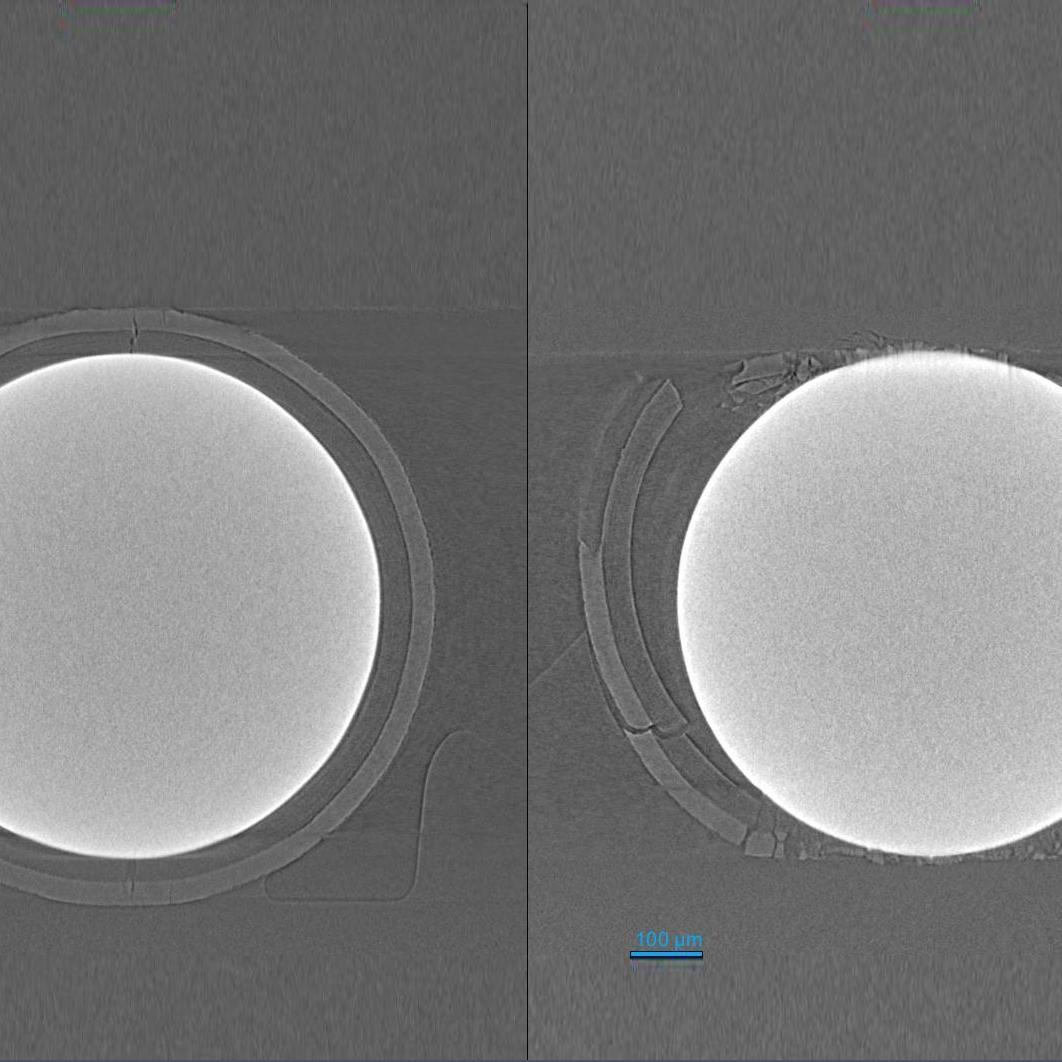 Virtuelle röntgenmikroskopische Schnittbilder eines TRISO-Ersatzbrennstoff-Partikels bei In-situ-Komprimierung im Xradia Versa mit Deben CT-5kN In-situ-Belastungseinheit. (Links) Partikelrisse beginnen im oberen und unteren Partikelbereich. (Rechts) Es kommt zu Sprödbruch der Deckschichten. 