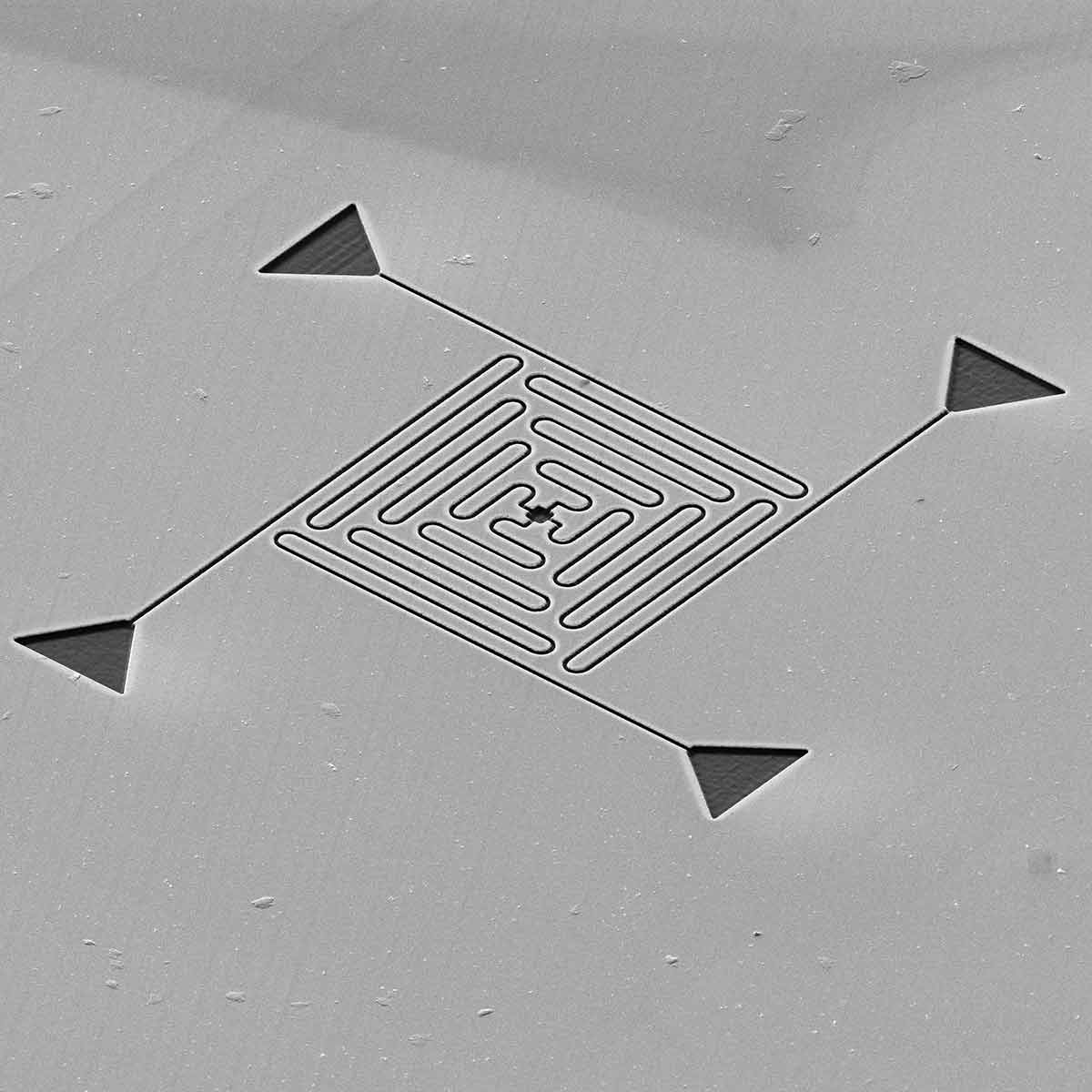 Microfluidics example. 20 nm wide nano-channels in various configurations up to 20 μm in length. ZEISS Crossbeam & ZEISS Atlas 5 with NPVE module, field of view 59 μm.