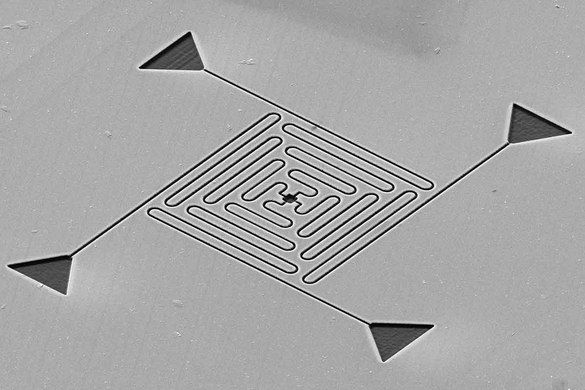 Microfluidics example. 20 nm wide nano-channels in various configurations up to 20 μm in length. ZEISS Crossbeam & ZEISS Atlas 5 with NPVE module, field of view 59 μm.