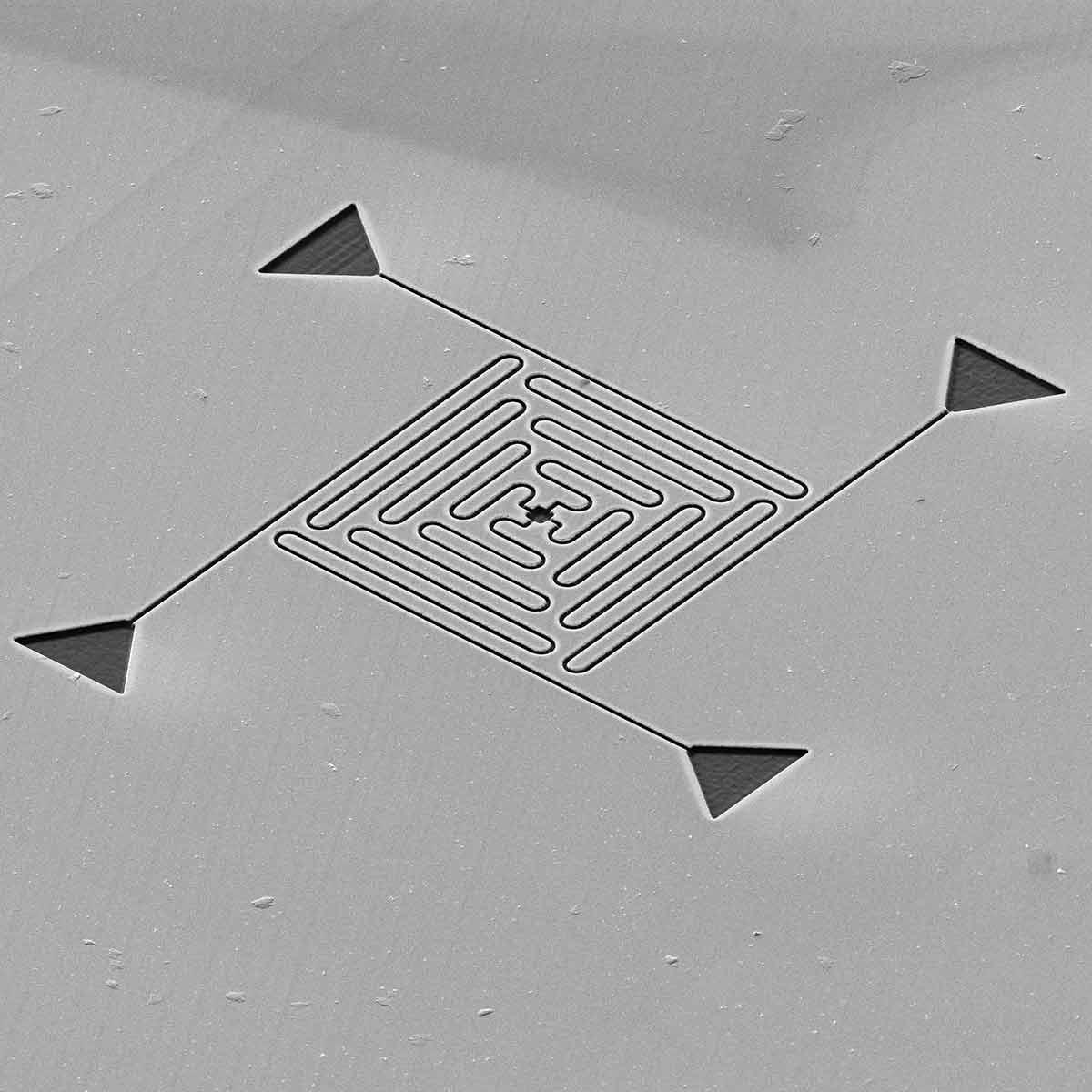 Exemple de microfluides : Nano-canaux de 20 nm de large dans diverses configurations jusqu'à 20 μm de longueur.