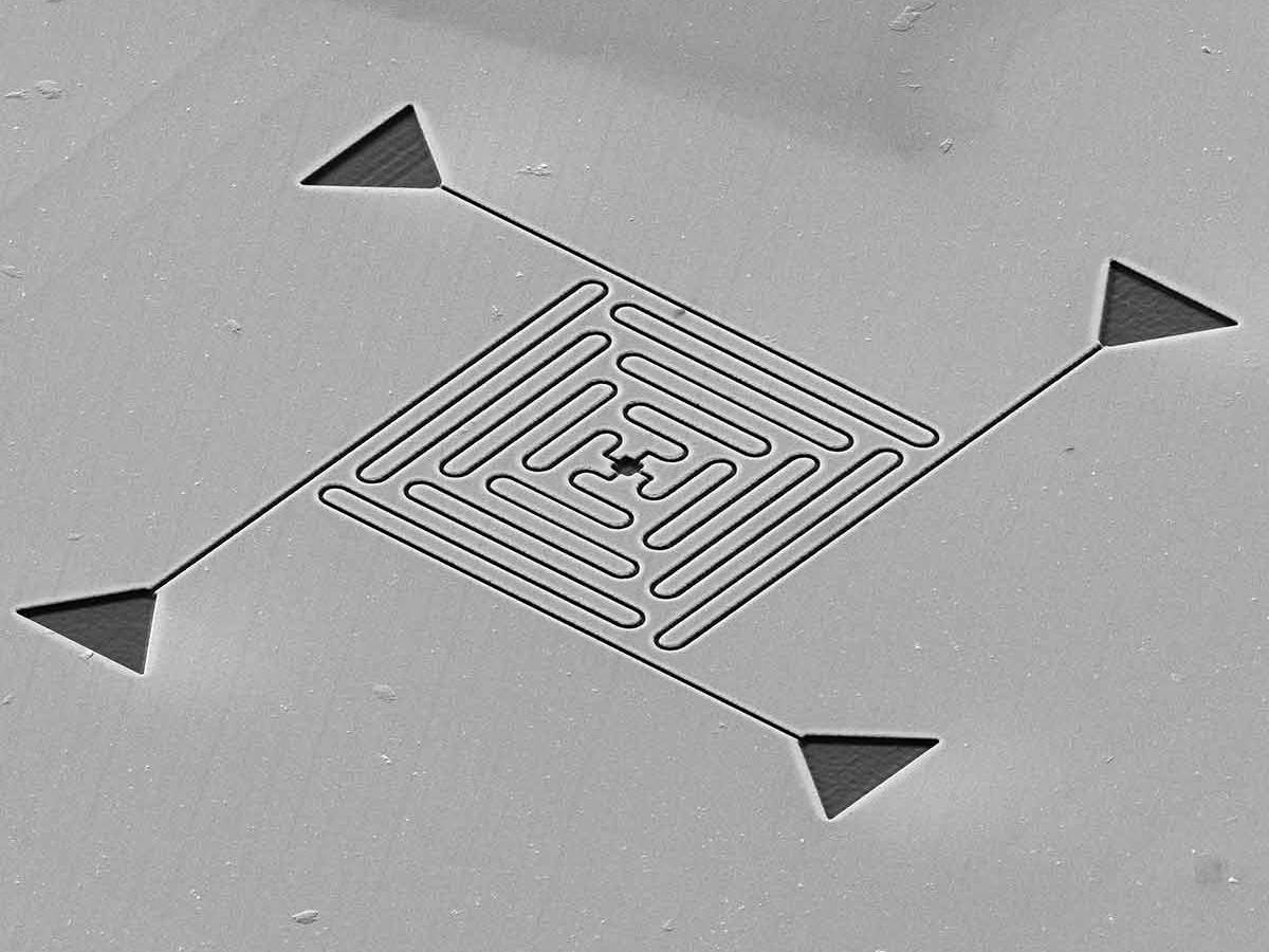Microfluidics example. 20 nm wide nano-channels in various configurations up to 20 μm in length. ZEISS Crossbeam & ZEISS Atlas 5 with NPVE module, field of view 59 μm.