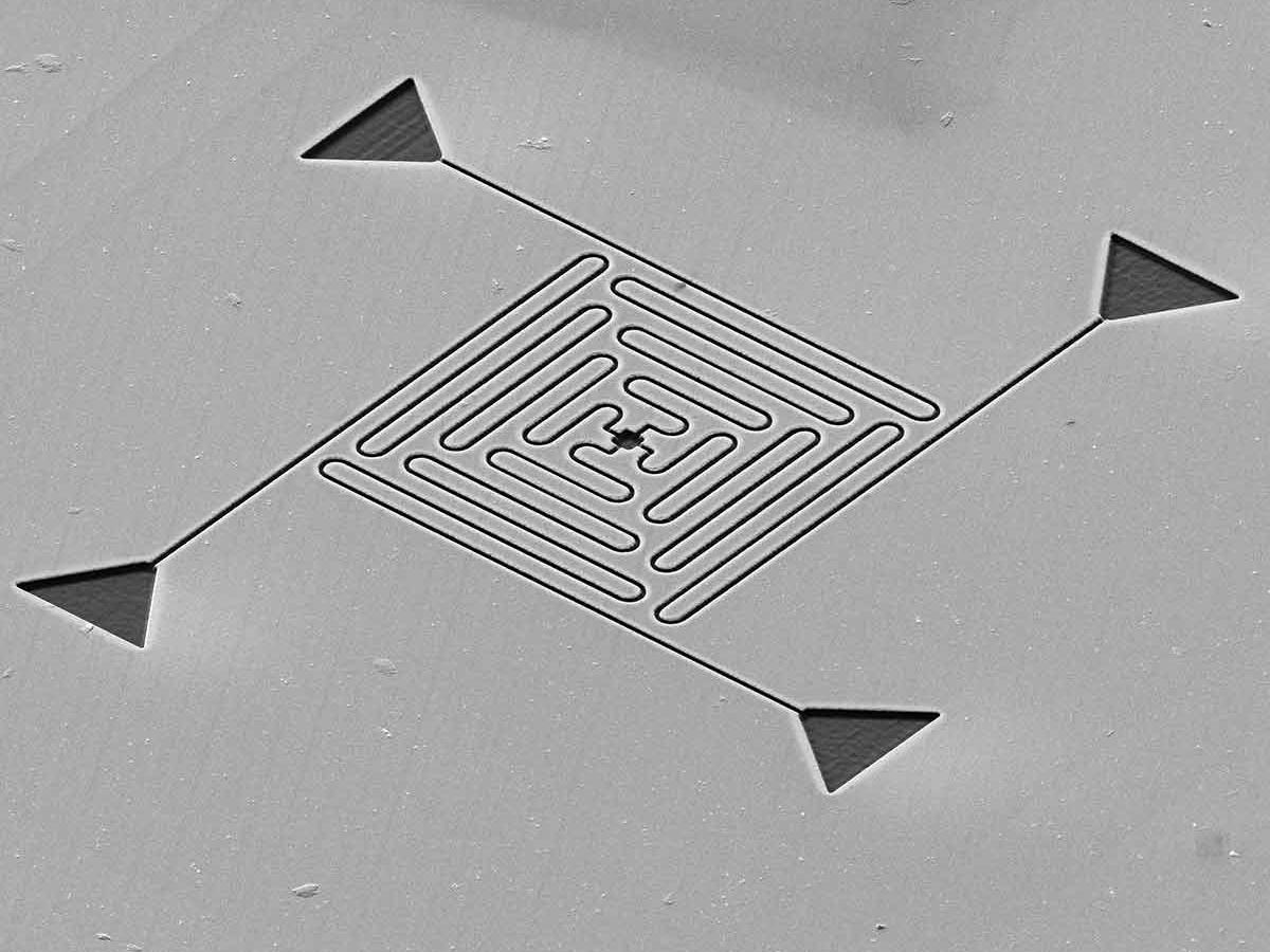 Les nano-canaux de 20 nm de large jusqu'à 20 μm de longueur sont modelés avec le module NPVE de ZEISS Atlas 5, champ d'observation 59 μm.