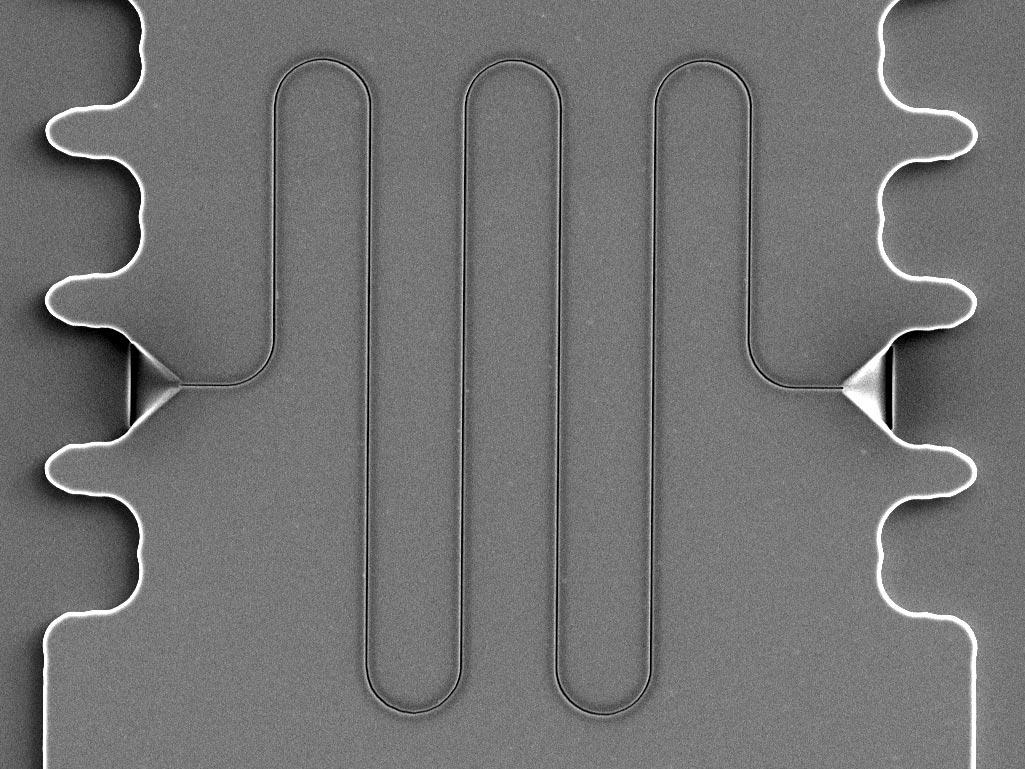 Nanofluidik-Kanäle gefertigt mit einer FIB in einem Silizium-Masterstempel