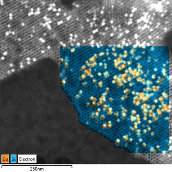 Cartographie EDS haute résolution de nanoparticules de Co incluses dans de la silice mésoporeuse mesurée, examinée à 30 kV. 