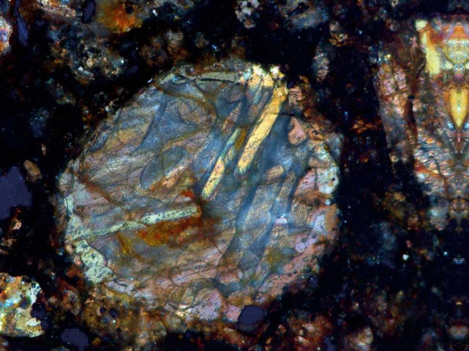 クーリッジ隕石内のバードオリビンコンドリュールの偏光観察。