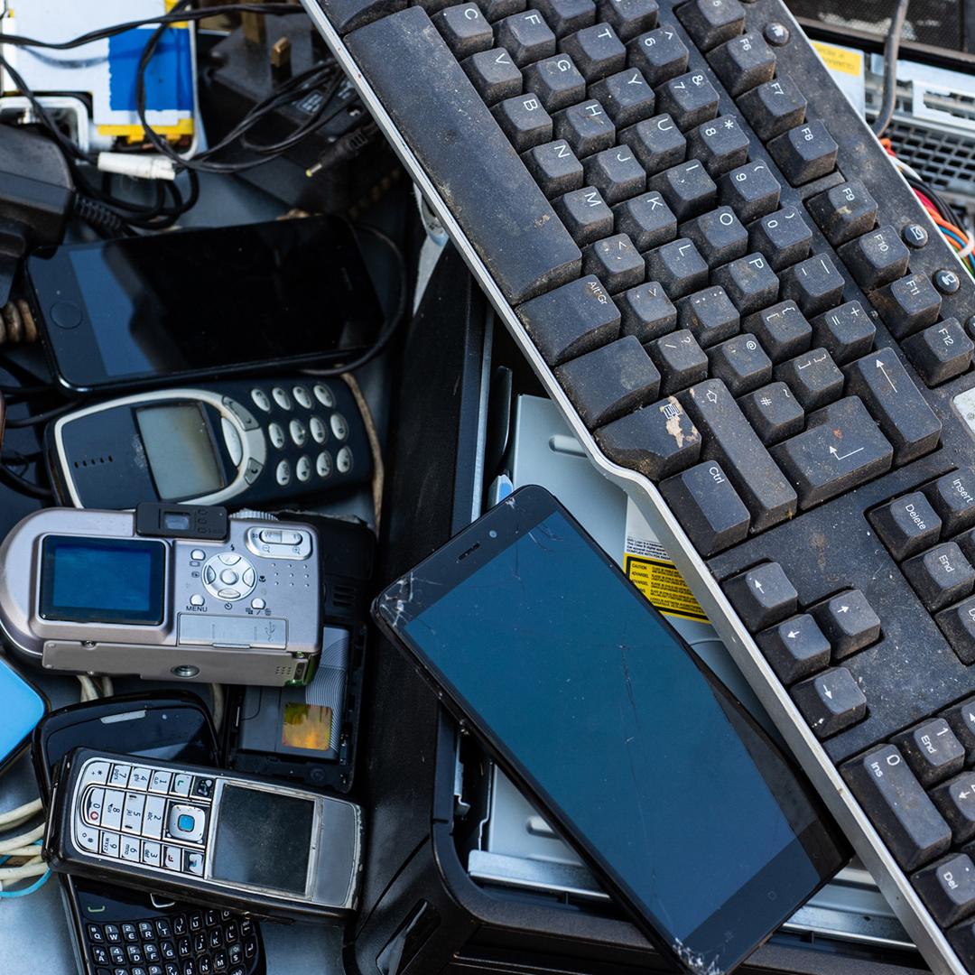 Libere el potencial oculto de los dispositivos electrónicos, las baterías y los paneles solares desechados