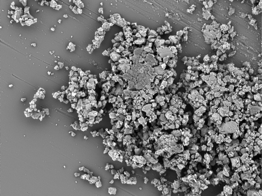 Nanocomposite Powder – Imaged with the BSE detector at 1 kV landing energy with no bias (left) and at 1 kV landing energy with 5 kV bias (right), providing enhanced material contrast and sharpness.​