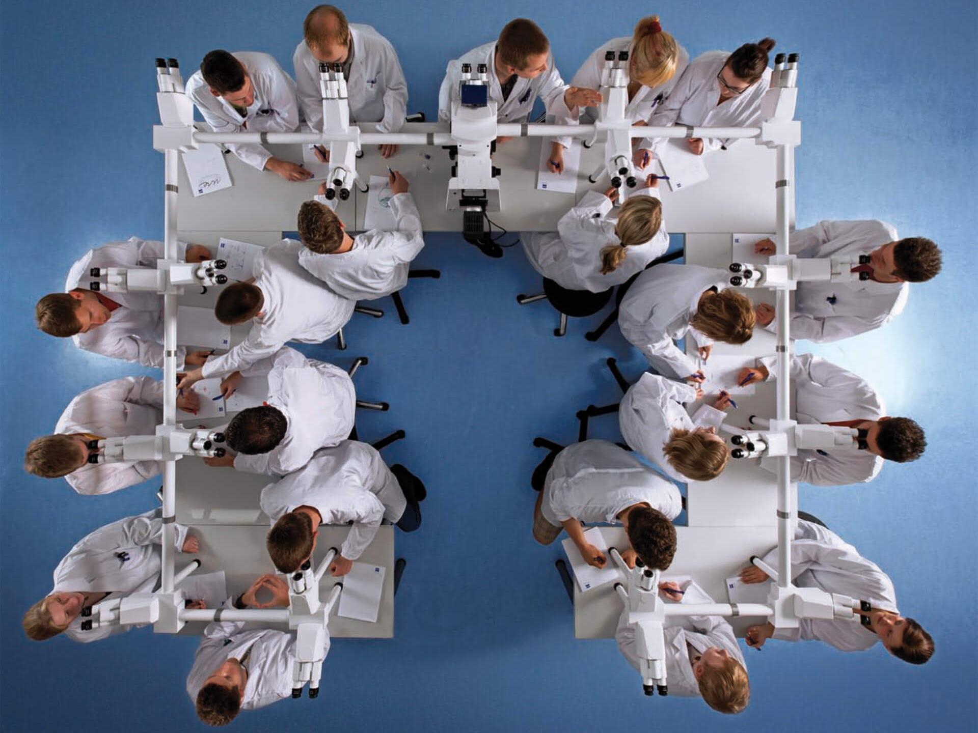 21 persons viewing the same object simultaneously using multidiscussion system.