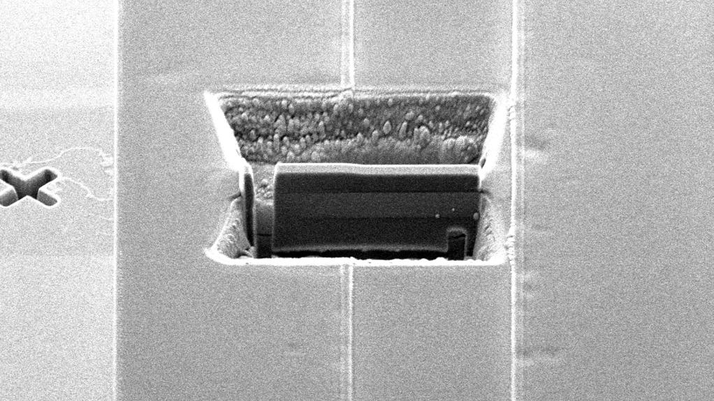 Lamella chunk in a hard disk slider sample. Fabricated with ASP, including the undercut.