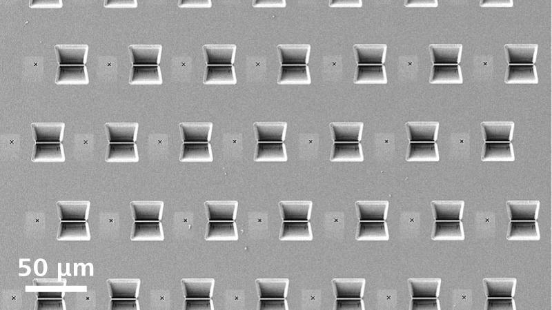 使用自动制备技术制备的TEM薄片阵列，一个薄片的宽度约为20 µm。Crossbeam 550。