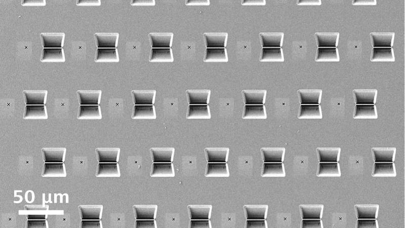 Array mit TEM-Lamellen, hergestellt mit automatisierter Probenpräparation. Breite einer Lamelle: ca. 20 µm. Crossbeam 550.