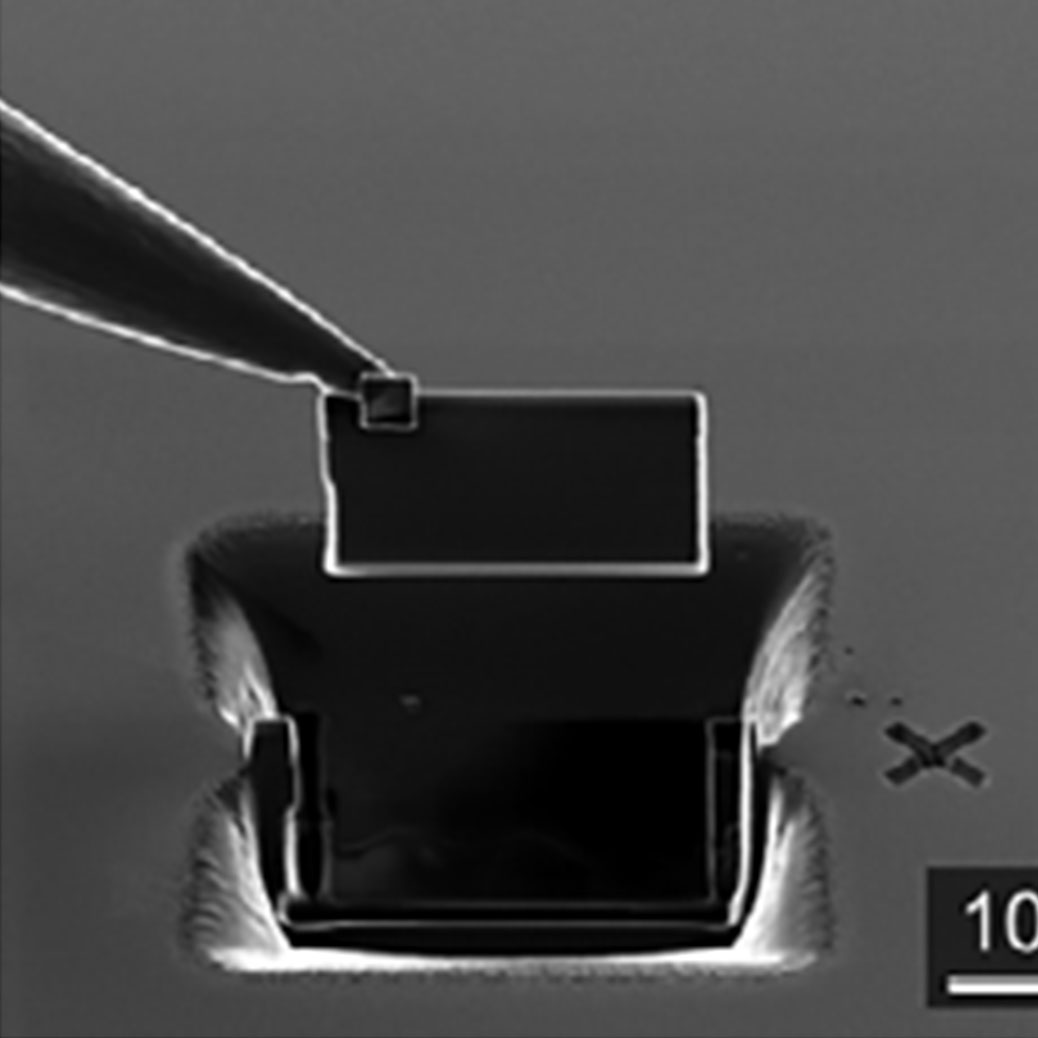 La aguja del micromanipulador con la laminilla TEM unida se extrae del volumen. 