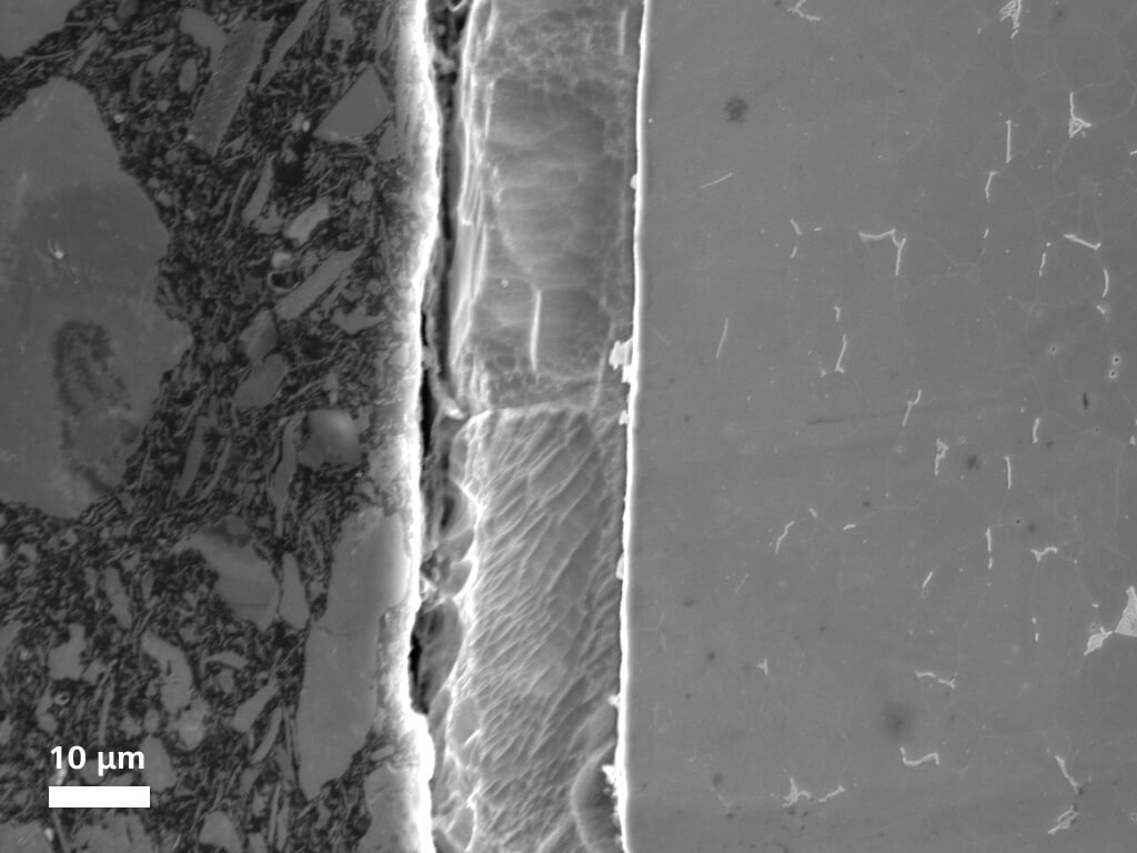 Imagen de la sección transversal de un acero dulce galvanizado, capturada con el detector SE de un EVO 15.