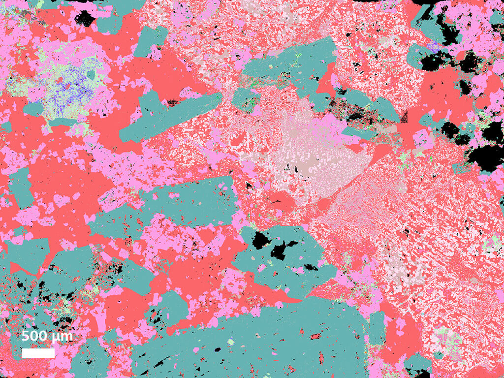 Granite peralcalin du nord du Québec contenant des minéraux de terres rares, y compris une veine de fluorite qui traverse l'échantillon et des zircons zonés.