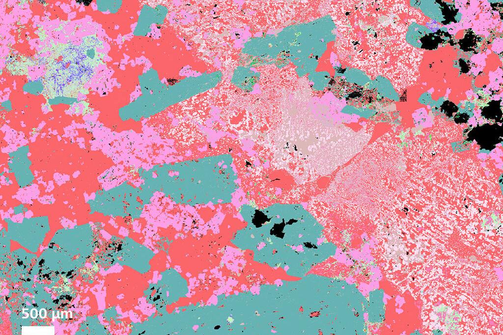 カナダ・ケベック州北部のペラルカリン花崗岩。試料を横断する蛍石鉱脈とゾーン化したジルコンを含む希土類元素が観察できる。