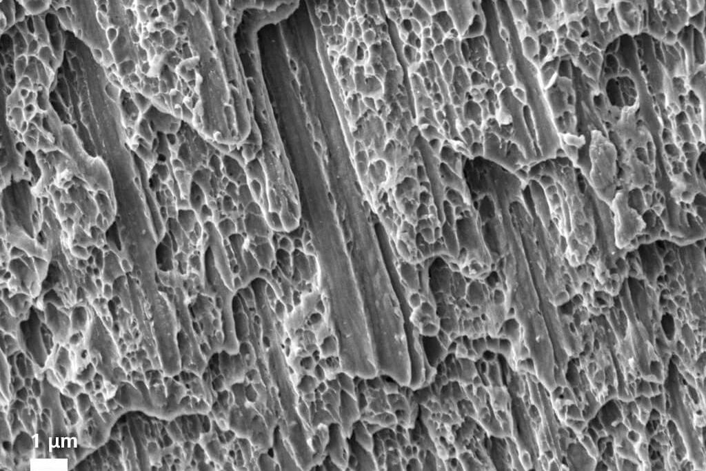 Surface de fracture d'acier inoxydable, image capturée avec des électrons secondaires sous vide poussé.