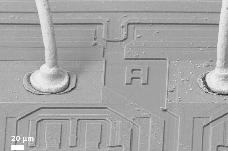 Untersuchung der Drahtverbindung mit Sekundärelektronen-Imaging im Hochvakuum oder im druckvariablen Modus.