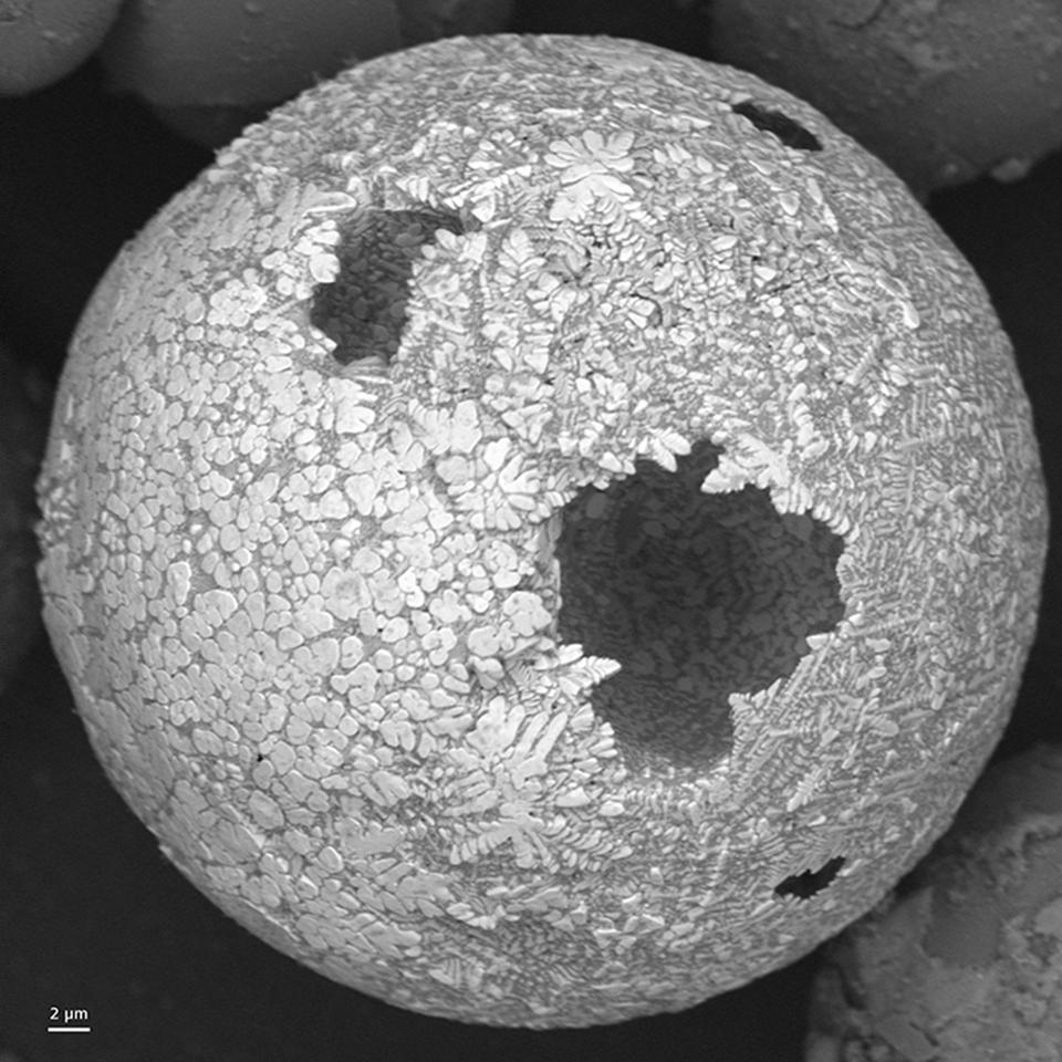 Flintstein, Auermetallpartikel aus einem Feueranzünder, abgebildet mit ZEISS EVO, HDBSD-Detektor.