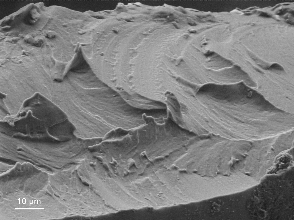 ポリマー溶接処理の不良解析：低真空環境下でイメージングされたポリマーの破断面から、2つのポリマーの接着性を観察することができます。1