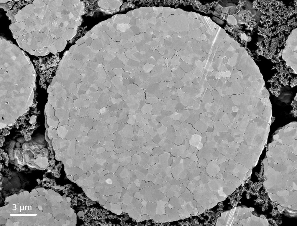 Particules de cathode NCM622. Après 500 cycles de charge, 1 kV, détecteur Inlens SE. 