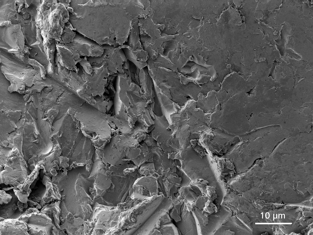 After surface preparation using sand blasting. The crushed SiO2 shows positive charging on the left image. Contrast visible only at large working distance of 5 mm (left) versus a closer working distance of 1 mm (right).