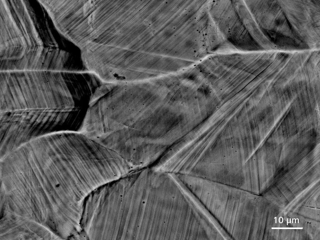 Una muestra de acero inoxidable captada en una prueba de carga de tracción in situ. Usando el detector AsB, las imágenes tienen un contraste extremadamente elevado y captan la formación de bandas de deslizamiento durante la carga in situ, como se muestra en las imágenes de antes (izquierda) y después de la carga (derecha).