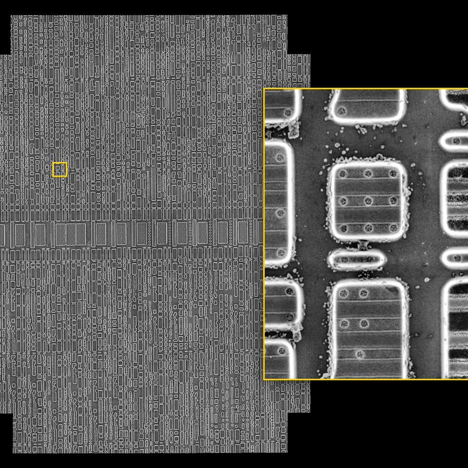 65 nmテクノロジーノード画像処理集積回路。フッ化水素酸によるエッチングでシリコン基板が剥離している。