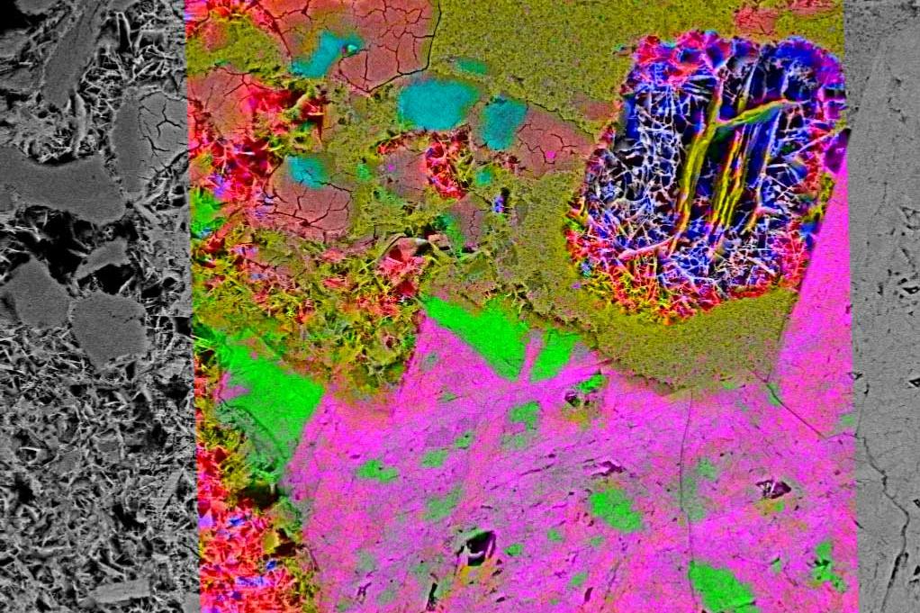 Minéralogie du fer : Identification Raman de minerai de fer, image SEM et cartes Raman superposés. (L'hématite est en rouge, bleu, vert, orange et rose ; la goethite est en bleu clair).