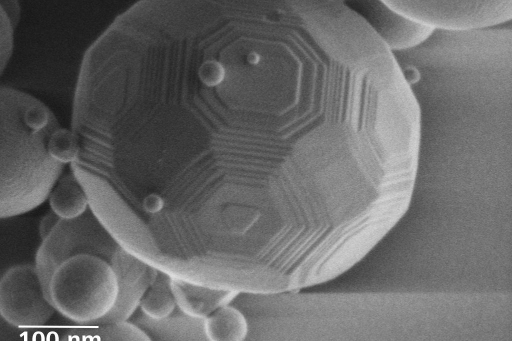Sphères d'Al2O3. Des strates de particules frittées sont visibles dans le cadre d'une imagerie sensible à la surface avec une haute résolution à 500 V. 