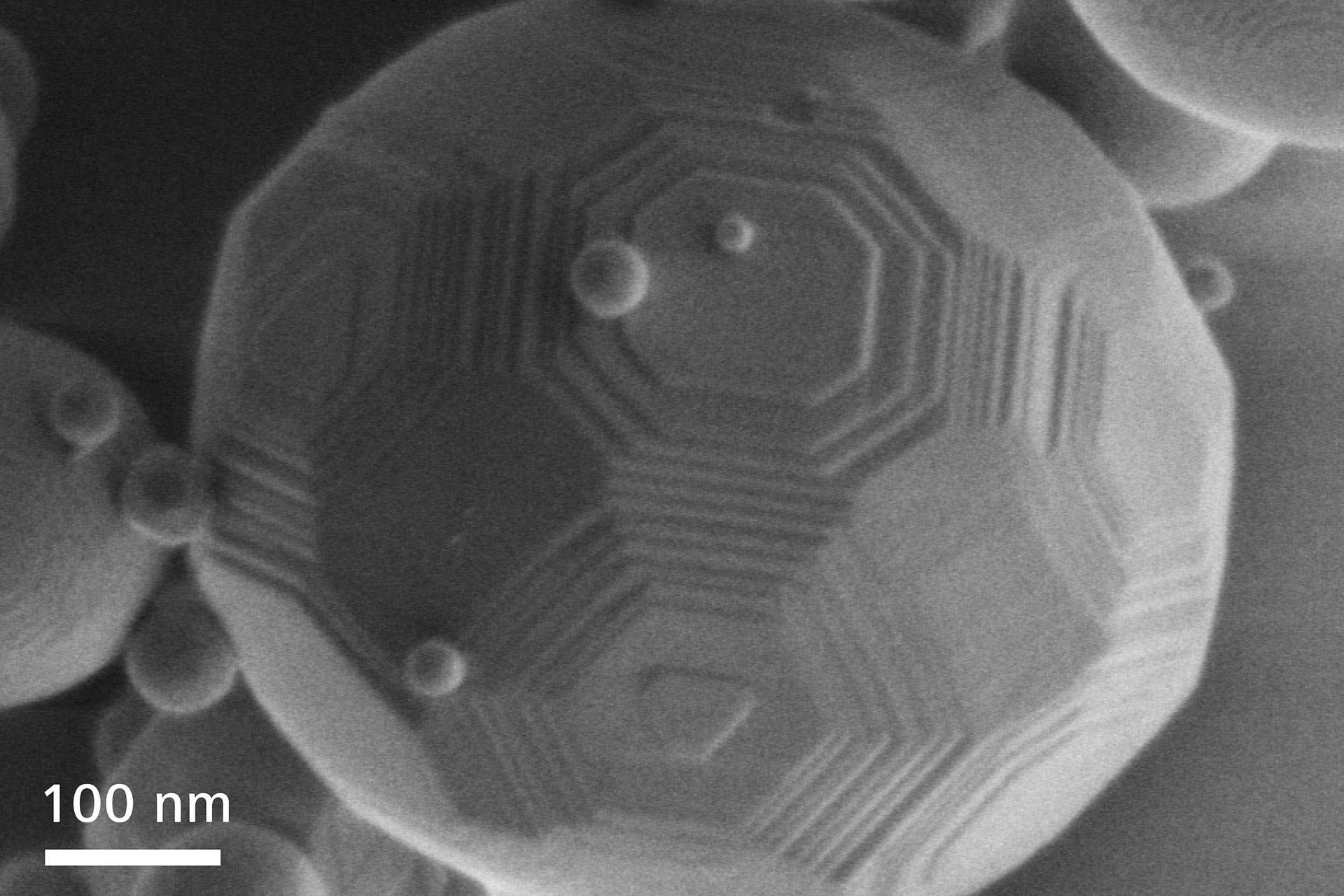 Sphères Al2O3. Des rangées de particules frittées sont visibles en imagerie à sensibilité de surface avec une haute résolution à 500 V. 