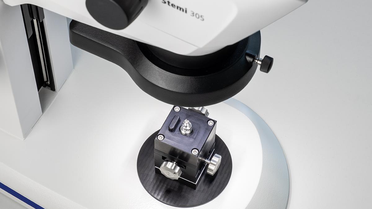 ZEISS Volutomeのアクセサリ：Stemi 305の試料位置合わせスタンドとホルダー