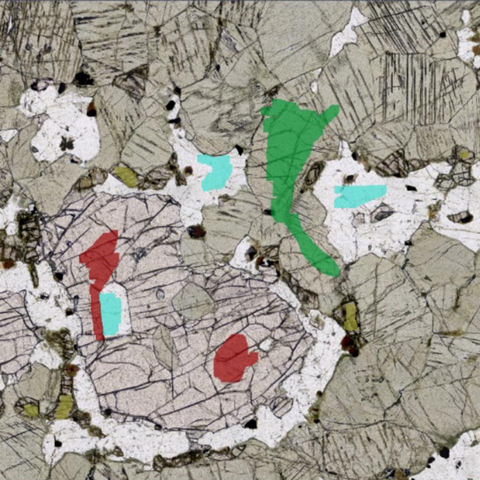 La combinación de ZEISS Axioscan 7 y la segmentación de ZEISS basada en IA ofrece las herramientas para el análisis petrográfico o PetPAT