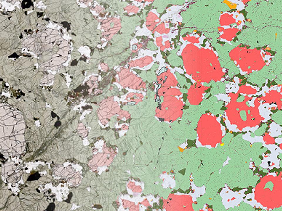Use ZEN Connect para crear de forma intuitiva proyectos correlativos que arranquen en el entorno de microscopía óptica rica en datos de ZEISS Axioscan 7. Aquí, la información adicional geoquímica y de fase de ZEISS Mineralogic es el siguiente paso en una investigación petrológica. La muestra representada es un metagabro con facies granulítica de Scouriemore, en el noroeste de Escocia.