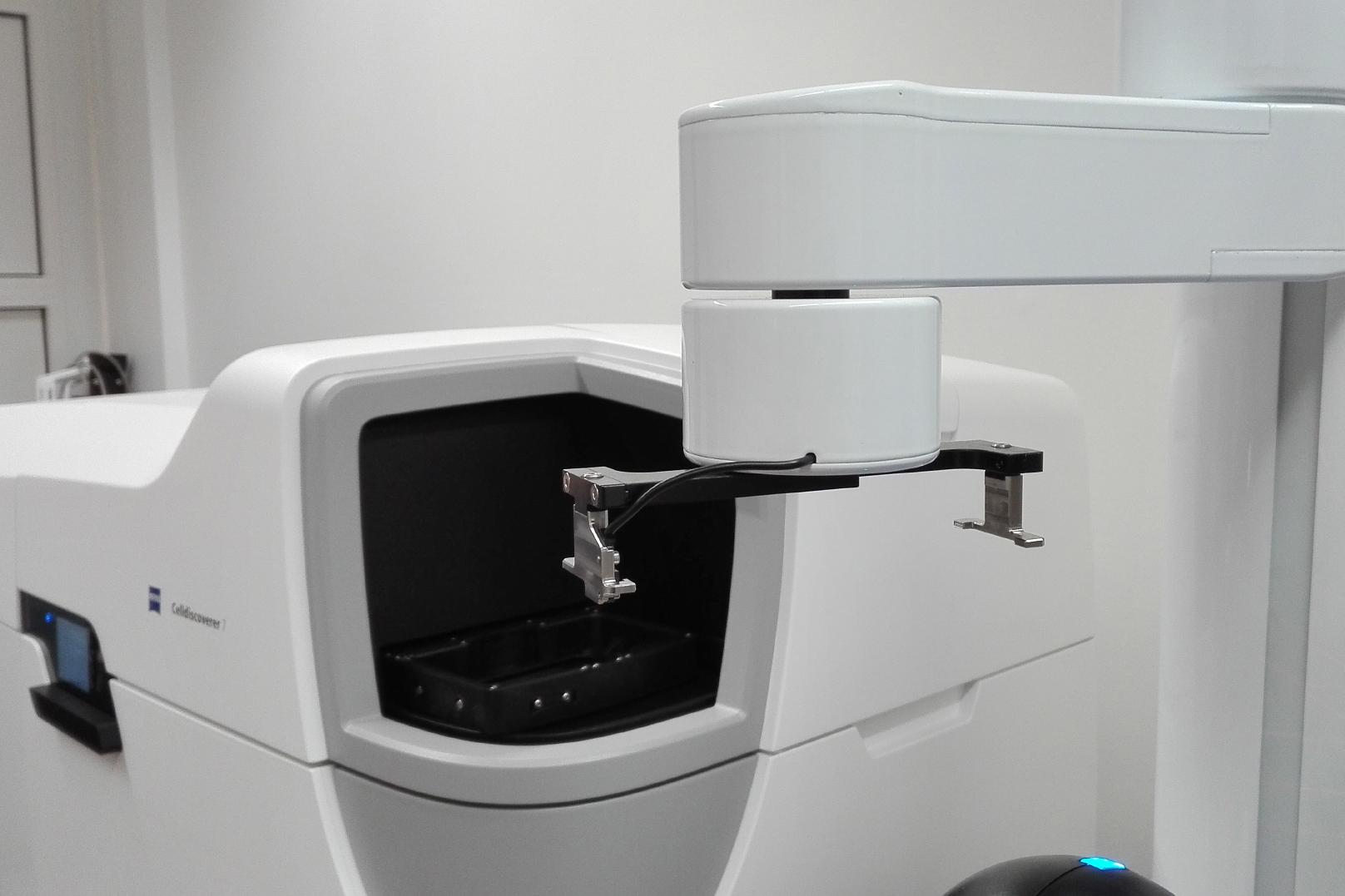 Celldiscoverer 7's optional robotic sample loader