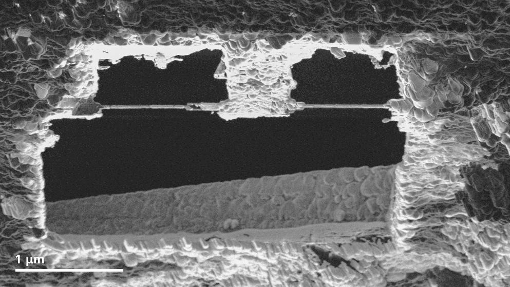 Imagen de FIB de la laminilla preparada; grosor de la laminilla: 230 nm
