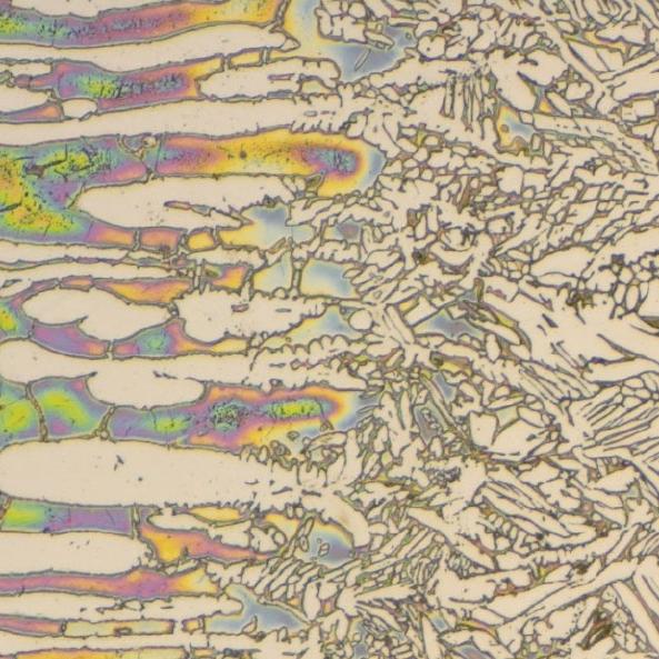 Différentes tailles de grains d'austénite et de ferrite à proximité d'une soudure dans un acier inoxydable duplex.