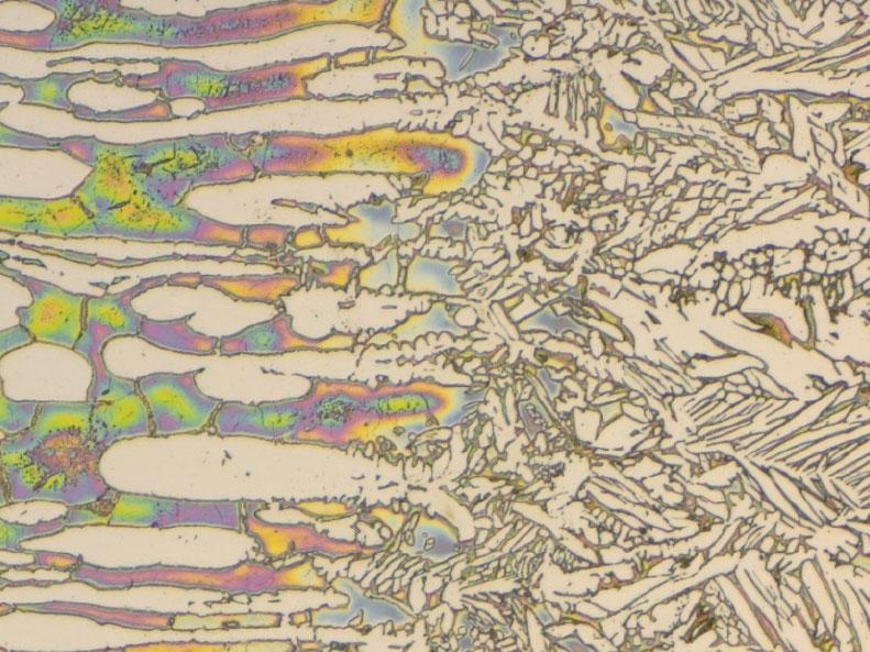 Différentes tailles de grains d'austénite et de ferrite à proximité d'une soudure dans un acier inoxydable duplex.