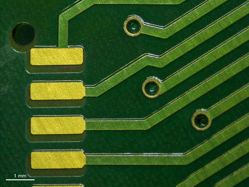 Circuit imprimé observé en lumière réfléchie