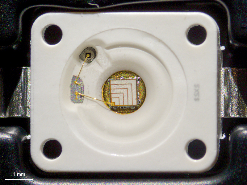 Puce électronique en lumière réfléchie oblique