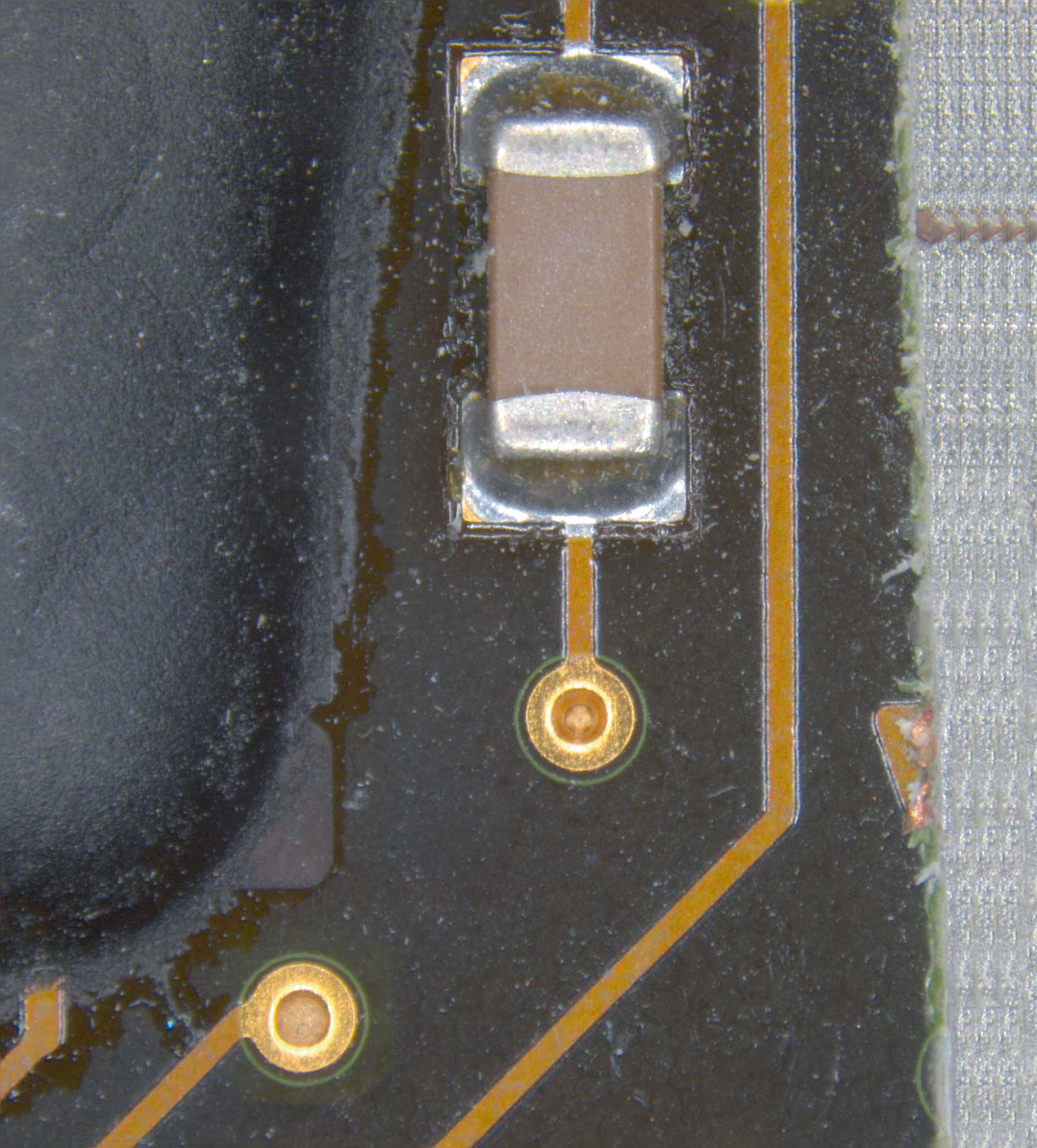 Componente de placa de circuitos impresos, campo oscuro de luz reflejada, aumento: 7,5x​ 